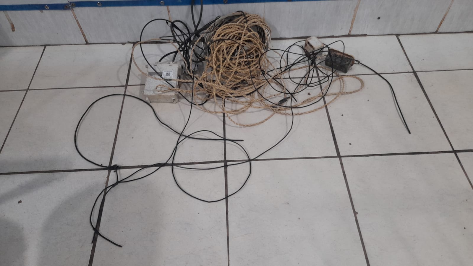 FAZENDO UM CORRE - Viciada é presa fazendo furto de fios em construção na capital - News Rondônia