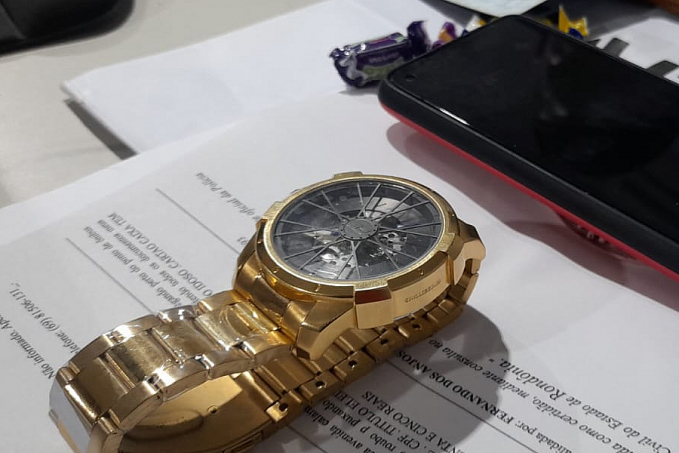 Homem é preso furtando relógio de quase R$1.000 reais em uma loja no Shooping da capital - News Rondônia