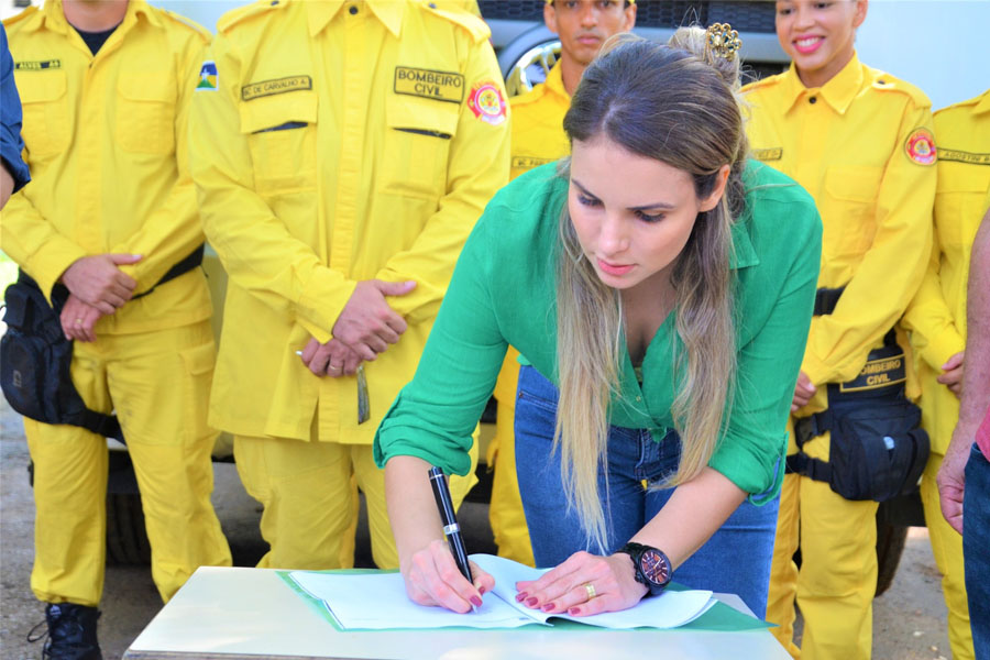 Prefeita assina termo de fomento com o Bombeiro Civil de Ariquemes - News Rondônia