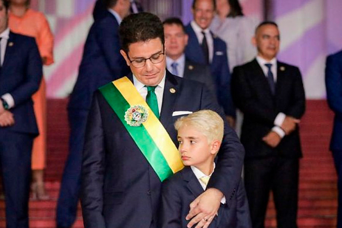 De cabelos louro, guigui Cameli rouba a cena durante a posse do pai - News Rondônia