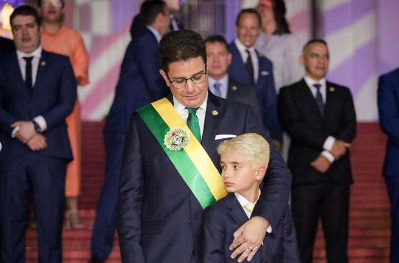 De cabelos louro, guigui Cameli rouba a cena durante a posse do pai - News Rondônia