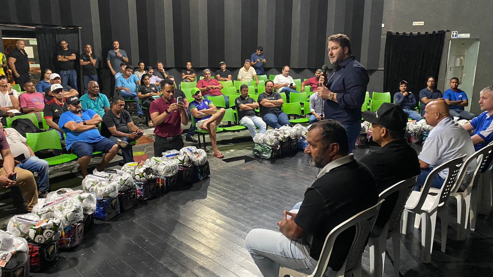 Deputado Alex Redano entrega kits de material esportivo em Ariquemes - News Rondônia