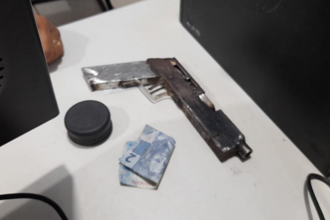 ROUBO EVITADO - Dupla é detida com arma antes de cometer crime na zona leste - News Rondônia