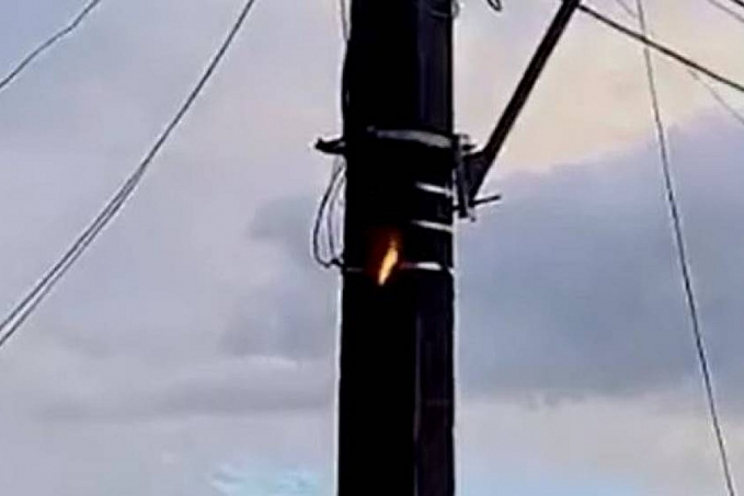 Fiação elétrica pega fogo, cabo cai e deixa bairro de Vilhena por várias horas no escuro - News Rondônia