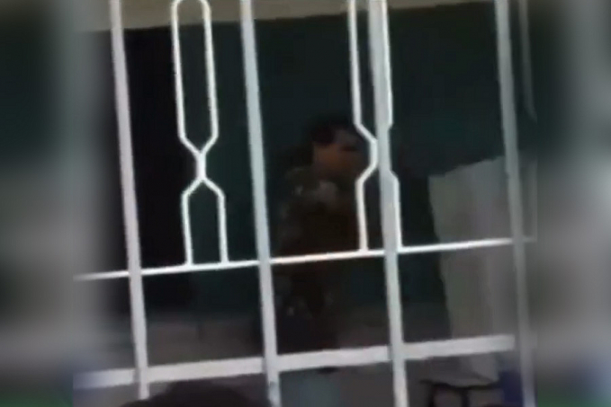VÍDEO: Eleitor é preso após votar e quebrar urna a pauladas - News Rondônia