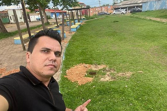 Vereador Edimilson Dourado acompanha serviço de instalação de iluminação no campo Atalaia - News Rondônia