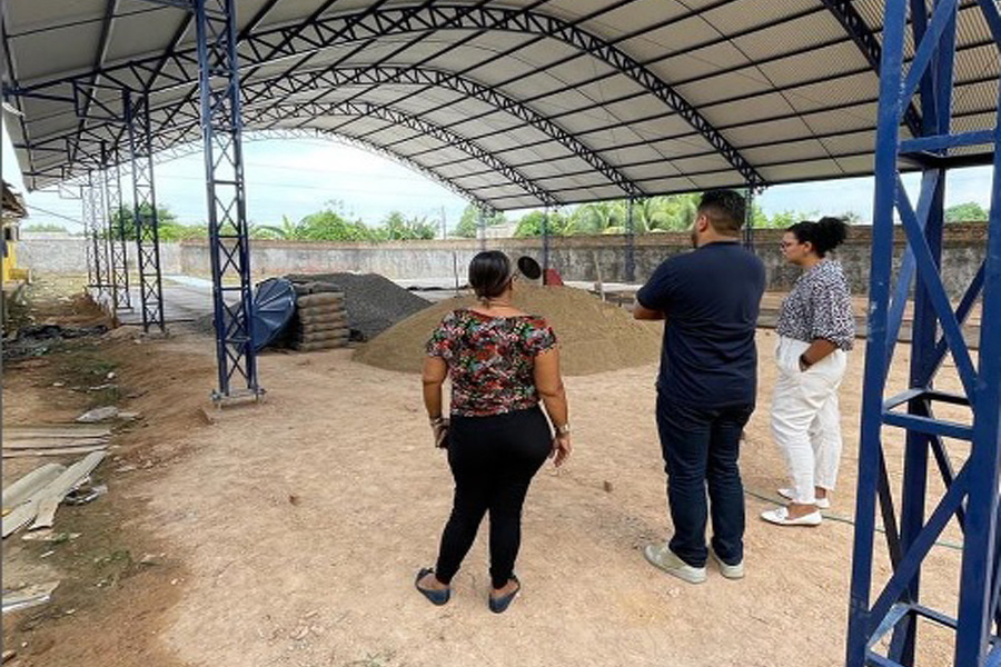 Vereador Gilber Mercês acompanha obras da quadra de esportes na Escola Estela de Araújo Compasso - News Rondônia