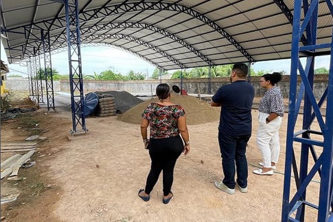 Vereador Gilber Mercês acompanha obras da quadra de esportes na Escola Estela de Araújo Compasso - News Rondônia