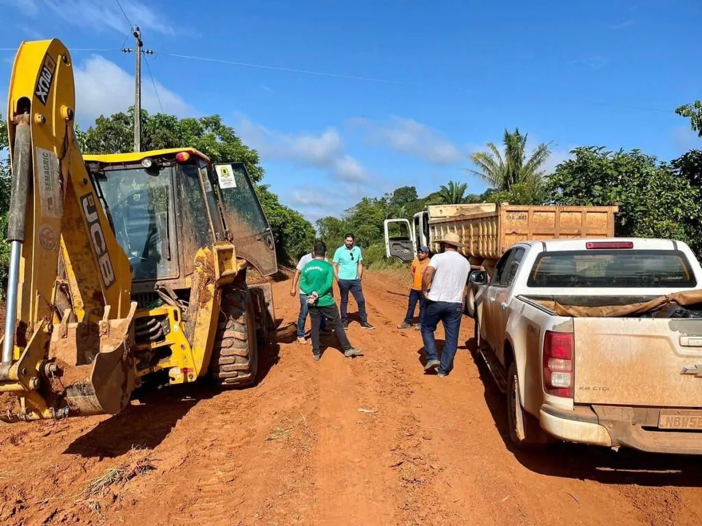 Vereador Márcio Pacele acompanha execução de serviços realizados pela Semagric nos distritos de Extrema e Nova Califórnia - News Rondônia