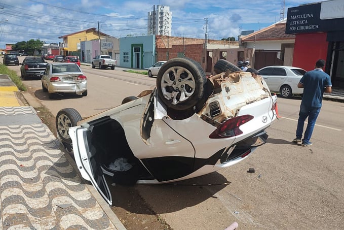 Motorista vai embora depois de acidente com capotamento no centro - News Rondônia