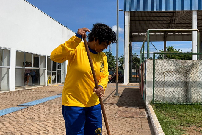 Servidora que venceu câncer em fase terminal, trabalha há quase 20 anos como gari em Porto Velho - News Rondônia