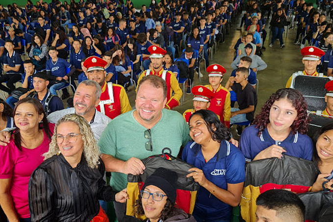Dr. Neidson entrega novos uniformes para banda de fanfarra em Candeias do Jamari - News Rondônia