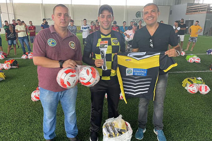Deputado Estadual Alex Silva faz entrega de materiais esportivos para times da Copa Madeira Mamoré - News Rondônia