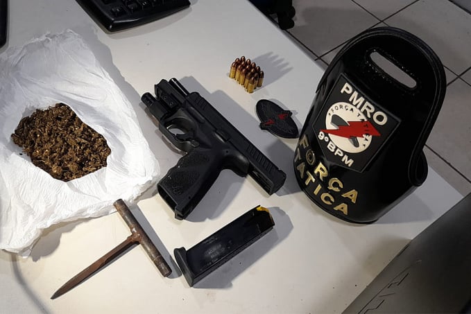 Bando é flagrado com droga e pistola furtada de Policial Penal - News Rondônia