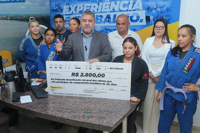 Vereador Everaldo Fogaça faz a entrega dos recursos da ´Feijoada Beneficente´ a atletas do Jiu-Jitsu - News Rondônia