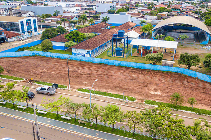 Prefeitura de Jaru realiza limpeza de espaço para a construção da Praça Pública na Avenida Dom Pedro I - News Rondônia