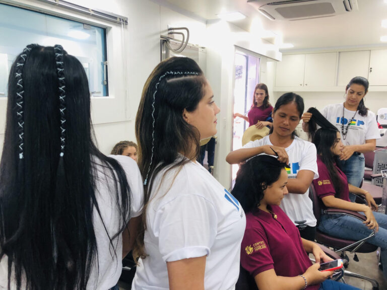 Alunas da Escola Móvel de Imagem Pessoal do Idep realizam atendimento de beleza durante a Rondônia Rural Show 2023 - News Rondônia