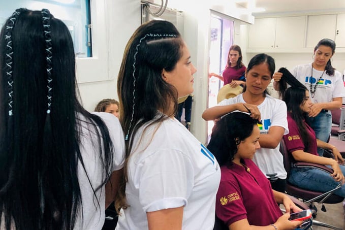 Alunas da Escola Móvel de Imagem Pessoal do Idep realizam atendimento de beleza durante a Rondônia Rural Show 2023 - News Rondônia
