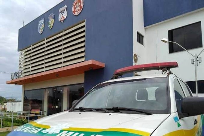Surtado na casa da mãe, homem ameaça policiais com botija de gás vazando: 'vou colocar fogo em todo mundo' - News Rondônia