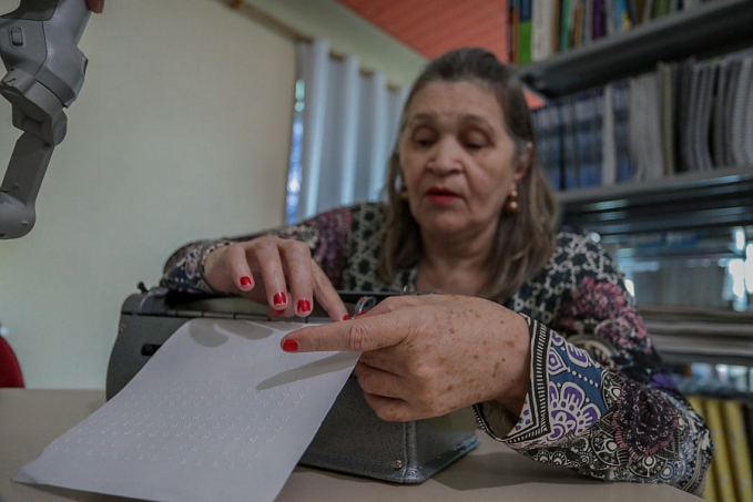 Professora deficiente visual ensina braile como forma de superação - News Rondônia