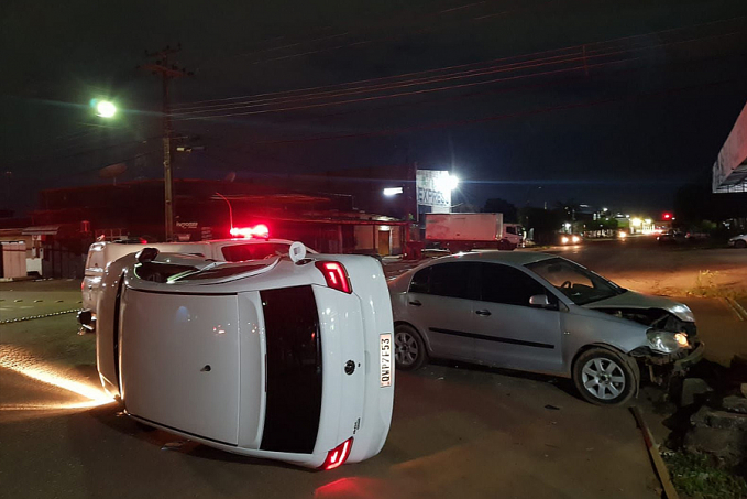 DANOS: Acidente entre carros termina com tombamento em cruzamento na capital - News Rondônia