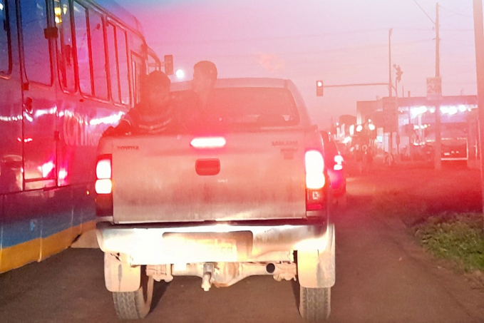 Homem é socorrido em caminhonete após levar facada no rosto - News Rondônia