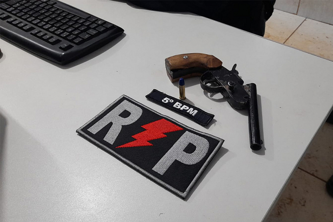 Foragido e adolescente são flagrados com arma após roubo de moto na zona leste - News Rondônia