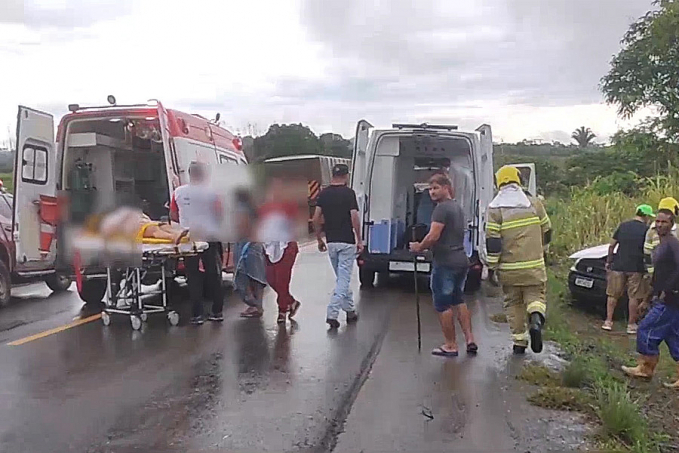 Colisão entre carreta e carro deixa duas pessoas feridas na BR-364 em Ariquemes - News Rondônia