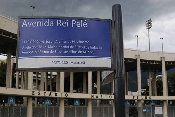 Prefeitura instala placas da Avenida Rei Pelé, em frente ao Maracanã - News Rondônia