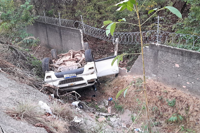 Caminhonete capota em acidente próximo a viaduto na BR-364 - News Rondônia