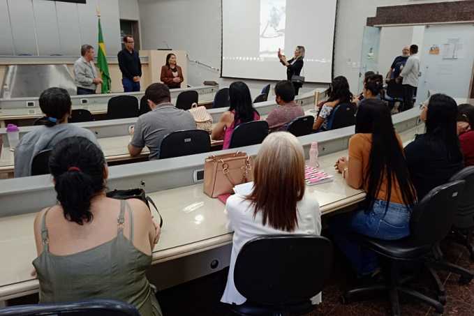 Deputada Antônia Sales visita Escola do Legislativo - News Rondônia