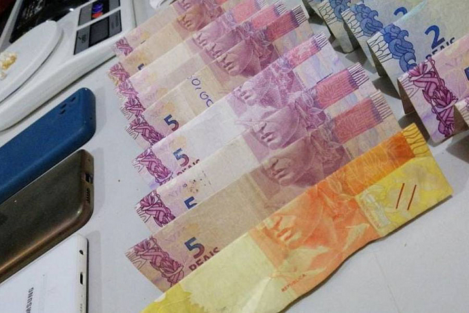 'Clientes' chegam para comprar drogas, são flagrados pela PM e complicam traficante que negava vender entorpecentes no local - News Rondônia