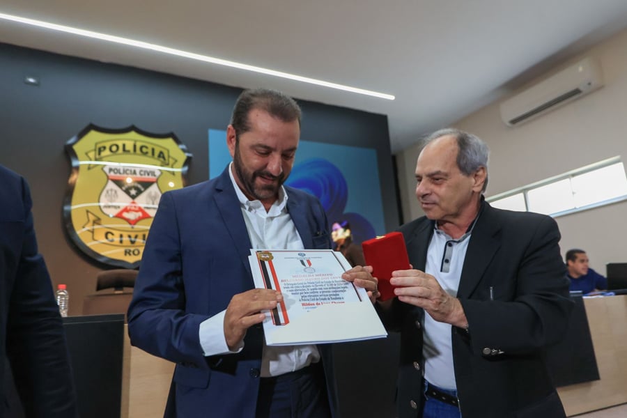 Prefeito Hildon Chaves recebe a medalha Delegado Mauro dos Santos, concedida pela Polícia Civil - News Rondônia