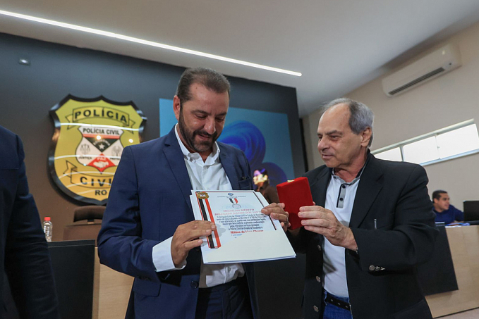 Prefeito Hildon Chaves recebe a medalha Delegado Mauro dos Santos, concedida pela Polícia Civil - News Rondônia