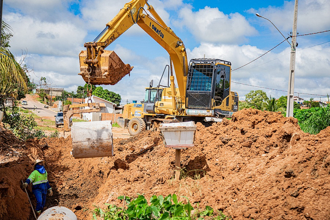 Prefeitura de Jaru realiza serviço de drenagem na Marechal Rondon próximo ao Feirão do Produtor Rural - News Rondônia