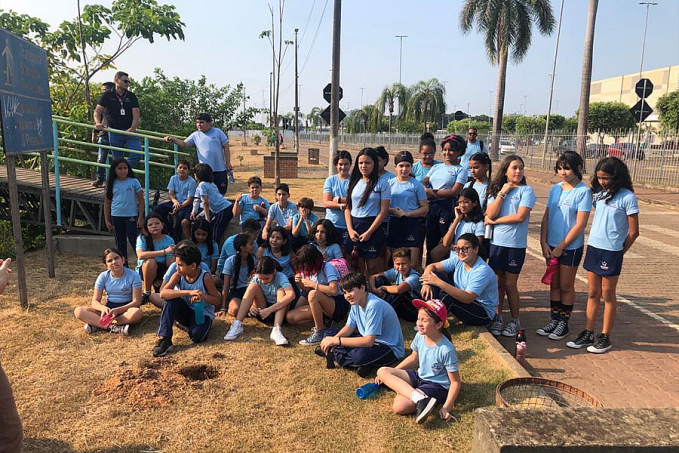 Crianças participam de plantio de mudas nas comemorações do Dia da Árvore, em Porto Velho - News Rondônia