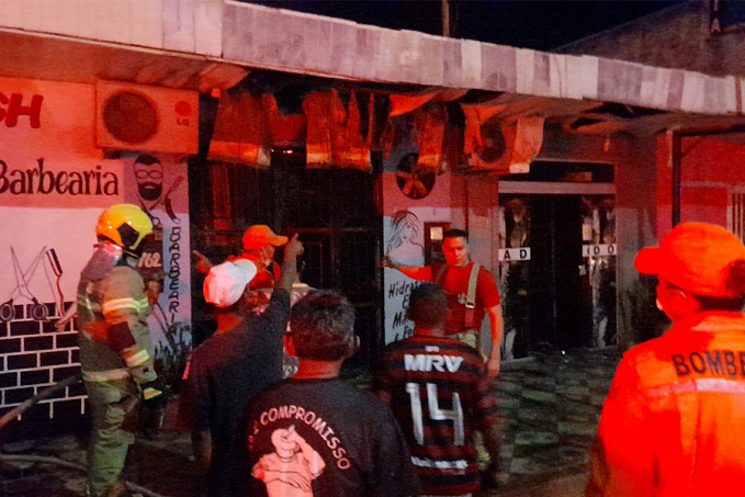 Incêndio destrói barbearias e escritório de advocacia na zona leste - News Rondônia