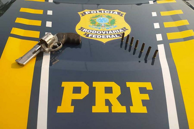 No final de semana, agentes da PRF apreenderam dois revólveres ilegais na BR 364 e apresentaram motoristas na Polícia Civil - News Rondônia