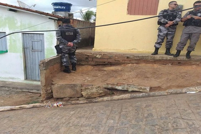 ENSANGUENTADO - Homem é encontrado esfaqueado em quintal de residência na leste - News Rondônia