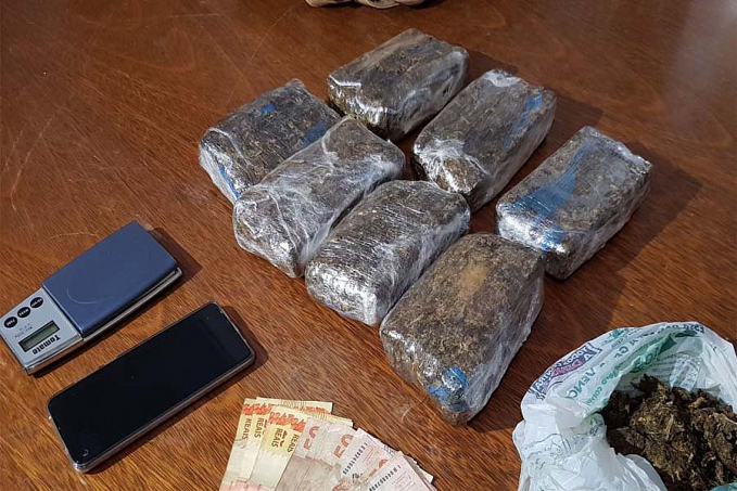 CASA CAIU - Jovem é denunciado é preso com vários tabletes de maconha no Aponiã - News Rondônia