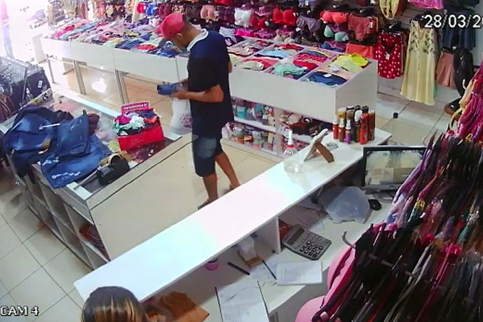 Ladrão é filmado fazendo assalto em loja de roupas na zona leste - News Rondônia