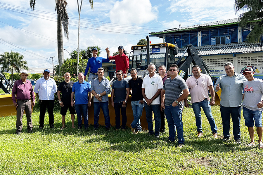 Deputado Pedro Fernandes participa de entrega de retroescavadeira - News Rondônia