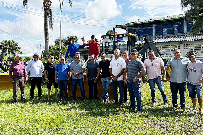 Deputado Pedro Fernandes participa de entrega de retroescavadeira - News Rondônia
