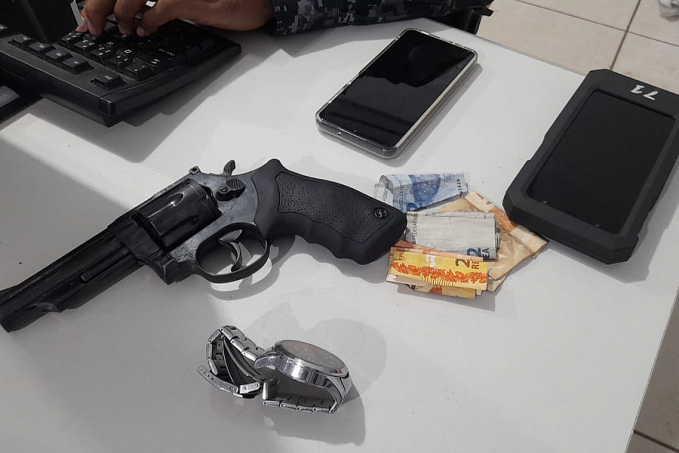 PORTO MADERO: Foragido e mulher jurada de morte são presos com armas em condomínio popular - News Rondônia