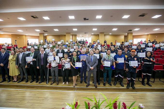 Deputados Alex Redano e Alan Queiroz comandam sessão solene com homenagens a personalidades de Rondônia - News Rondônia