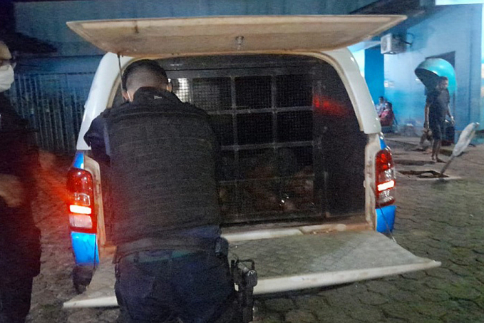LESIONADO - Suspeito de furto é jogado de carro em movimento após ser reconhecido por vítimas - News Rondônia