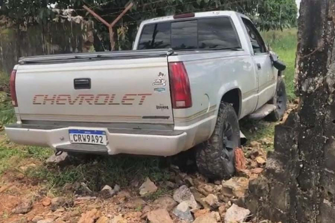 URGENTE - Acidente faz caminhonete invadir muro de residência na zona leste - News Rondônia