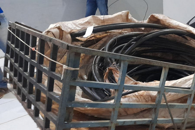 Dupla é flagrada empurrando carroça com fios furtados em rua na zona leste - News Rondônia
