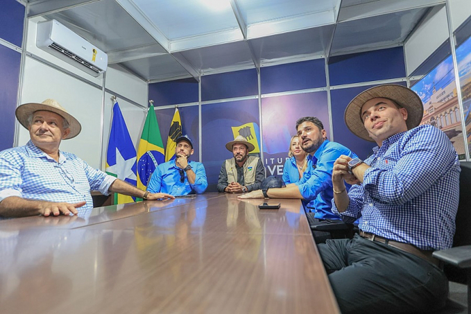 Prefeito Hildon Chaves prestigia lançamento do stand da Ale-RO na RRShow 2023 - News Rondônia