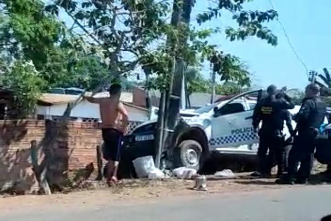 Viatura da PM bate em poste durante acompanhamento na zona sul - News Rondônia